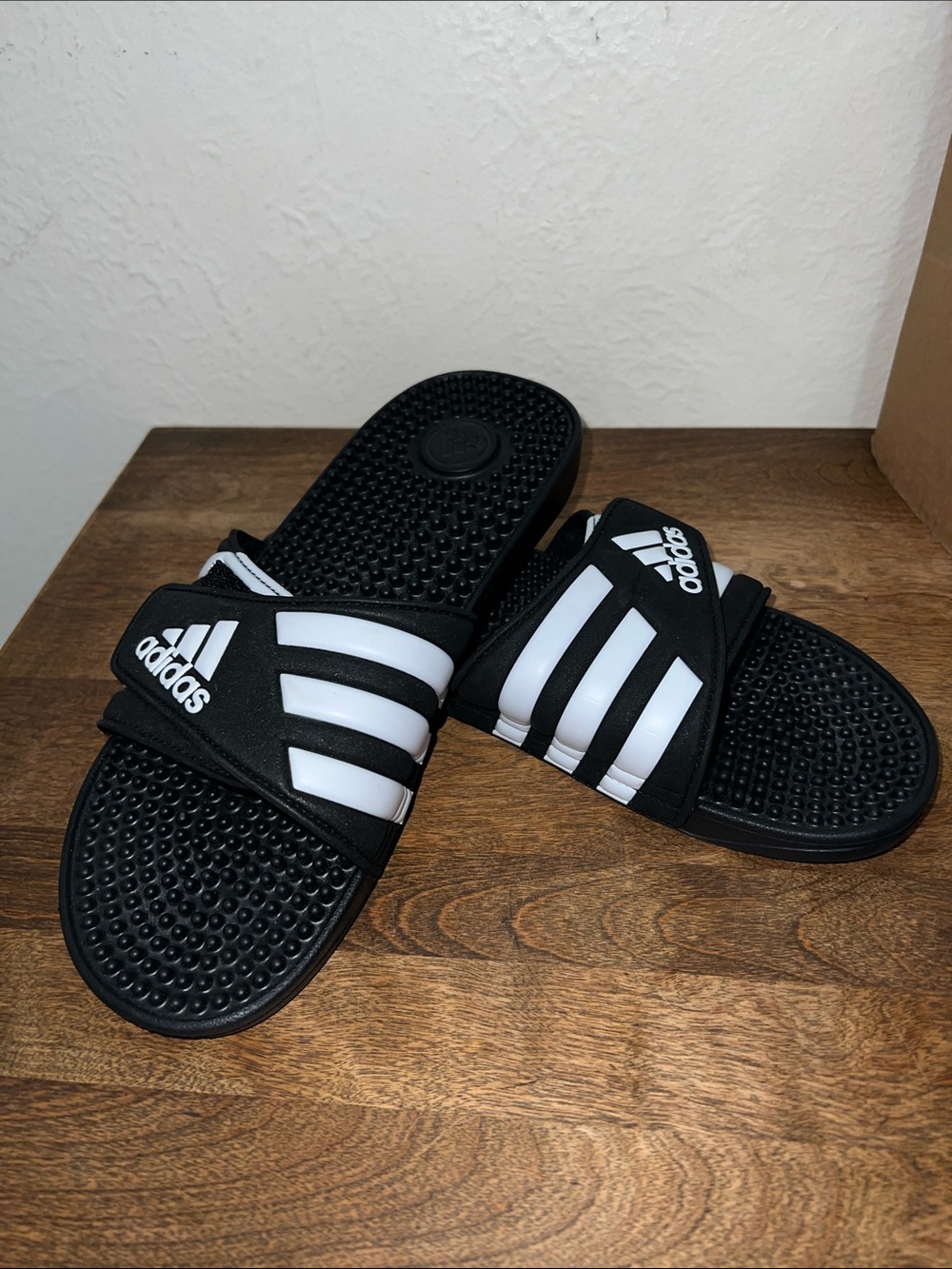 Mens 8 Adidas velcro slides sandals new